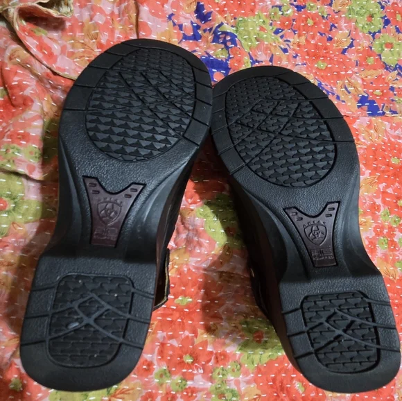 LIKE NEW Ariat Women's Size 7.5B Black Leather Mules - Picture 9 of 11